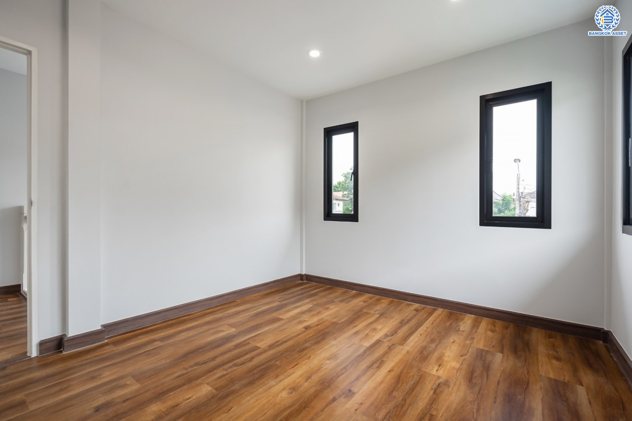 บ้านมือสองตกแต่งใหม่ ม.ชัยพฤกษ์ บางบัวทอง บ้านเดี่ยวหลังมุม แบรนด์ LH เนื้อที่ 72.5 ตร.ว. ฟังก์ชัน 3 ห้องนอน 3 ห้องน้ำ 1 ห้องอเนกประสงค์ จอดรถได้ 1 คัน พร้อม Facilities ครบครัน บนทำเลเดินทางสะดวก ติดถนนบางกรวย-ไทรน้อย ใกล้เซ็นทรัลเวสต์เกต และรถไฟฟ้าสายสีม่วง "สถานีบางพลู"